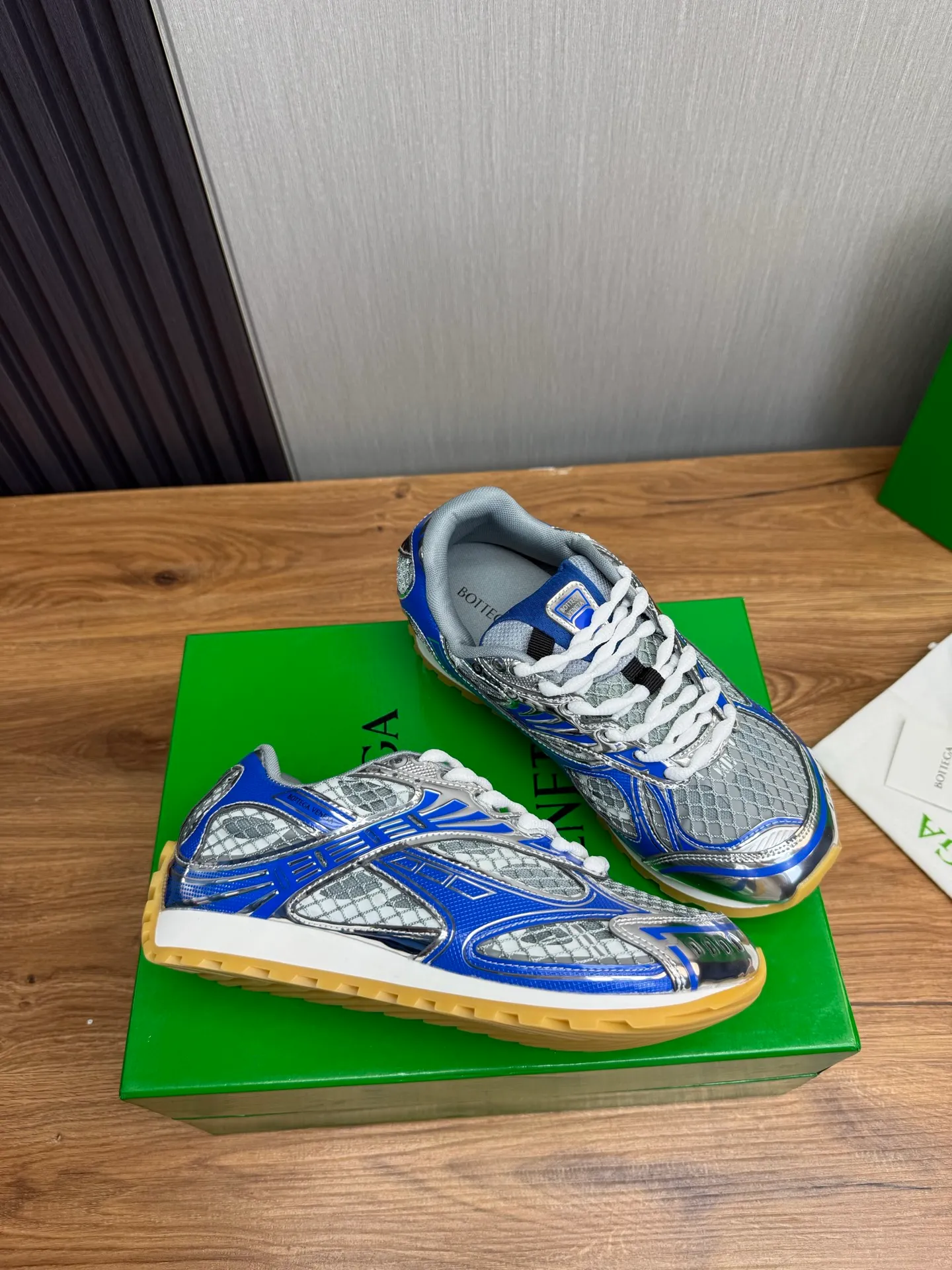 Men's men's shoes 💰620💰 BV top version 𝘽𝙊𝙏𝙏𝙀𝙂𝘼 𝙑𝙀𝙉𝙀𝙏𝘼 Orbit sneakers Wang Yibo same style couple style dad shoes 🩷💚 Runner sneakers, made of lightweight technical mesh fabric. Features a geometric patterned rubber outsole. Pay attention to the package craftsmanship ❕ High version shipping ❗️ Very nice, durable to play with and durable to make ✔️ Standard version 💯💯 The outsole is made of color-blocked TPU outsole. Women’s model 35-41 (40 41 customized) Men’s model 39-46 (45.46 customized) Equipped with original packaging